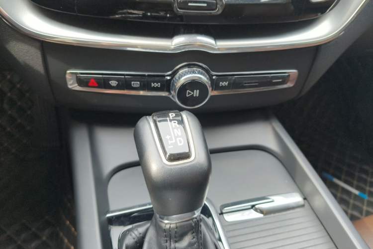 Used Volvo XC60 2019 T5 4x4 Smart Edition China VI Standard Gear Lever