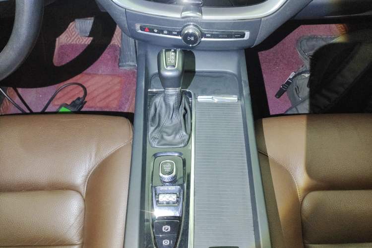 Used Volvo XC60 2019 T5 4x4 Smart Edition China V Standard Gear Lever