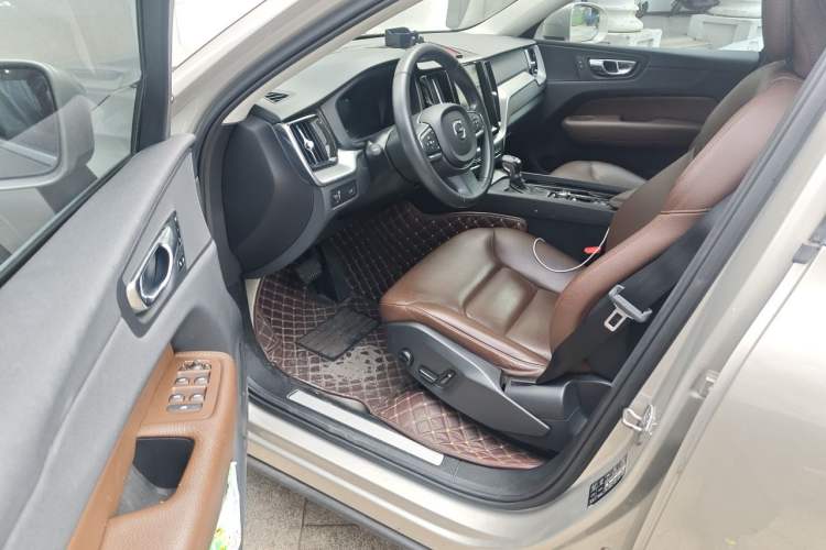 Used Volvo XC60 2019 T5 4x4 Smart Edition China V Standard Interior 3