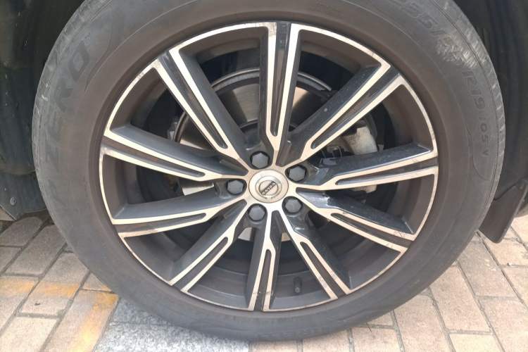 Used Volvo XC60 2019 T5 4x4 Smart & Dynamic Sport Edition China VI Standard Right Front Wheel Hub