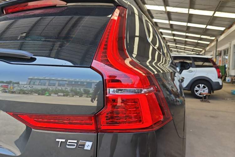 Used Volvo XC60 2019 T5 4x4 Smart Edition China VI Standard Right Rear Taillight