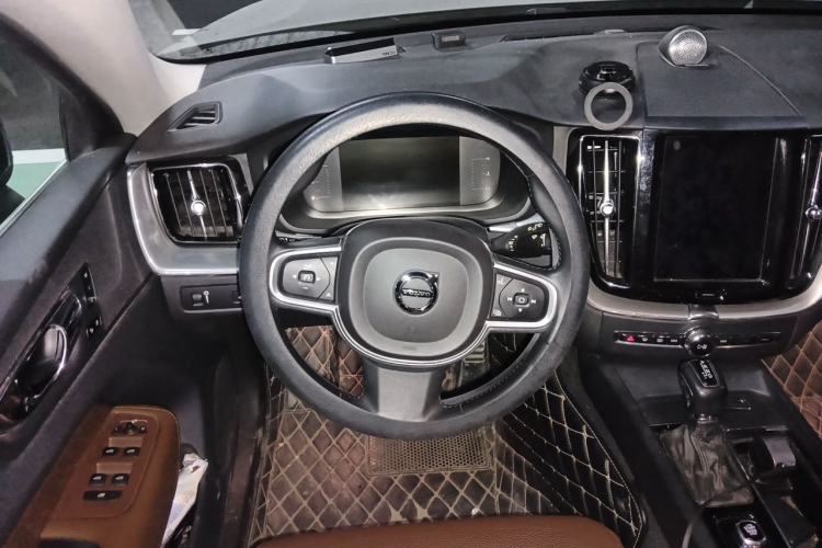 Used Volvo XC60 2019 T5 4x4 Smart Edition China V Standard Steering Wheel