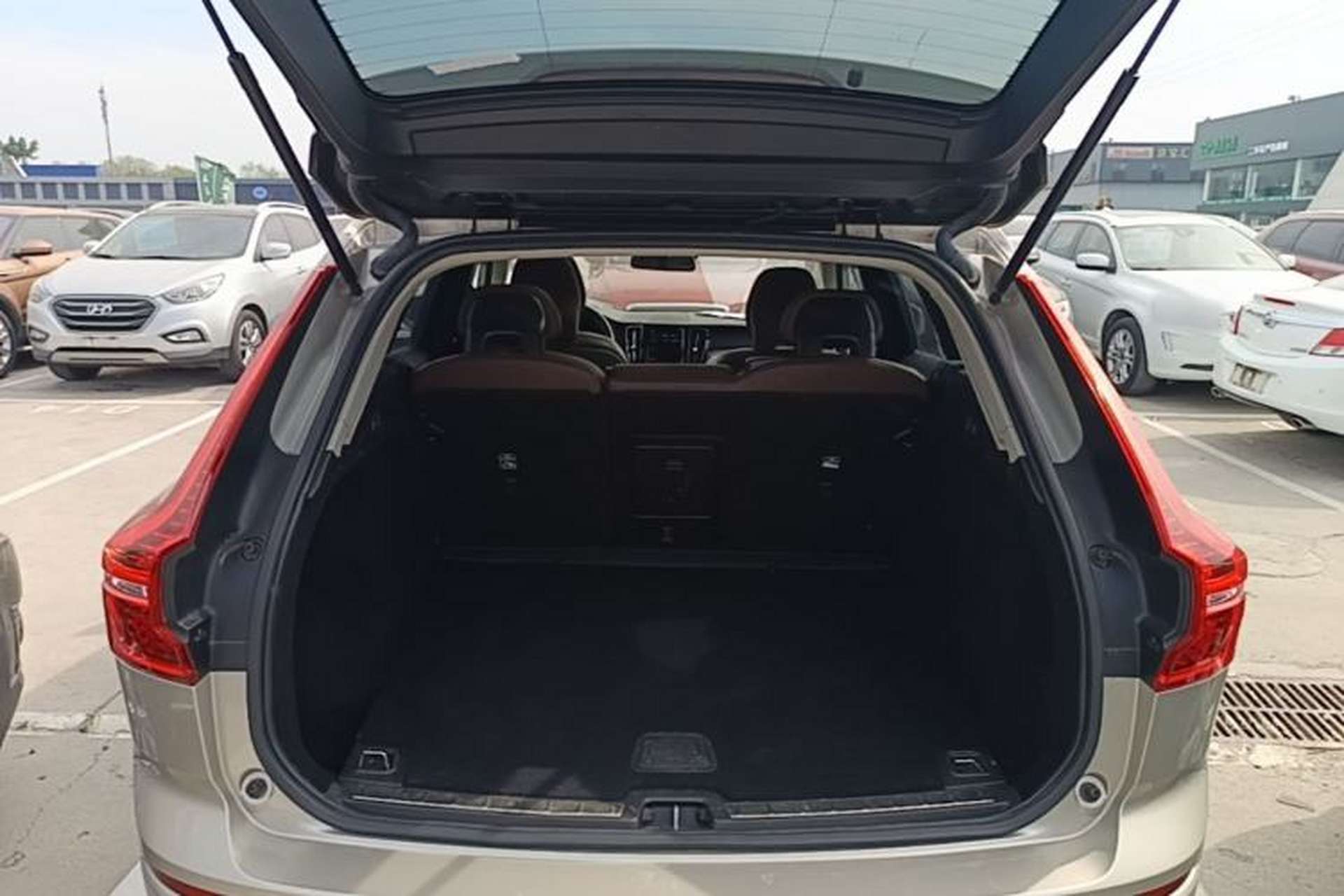 Used Volvo XC60 2019 T5 4x4 Smart Edition China VI Standard Trunk