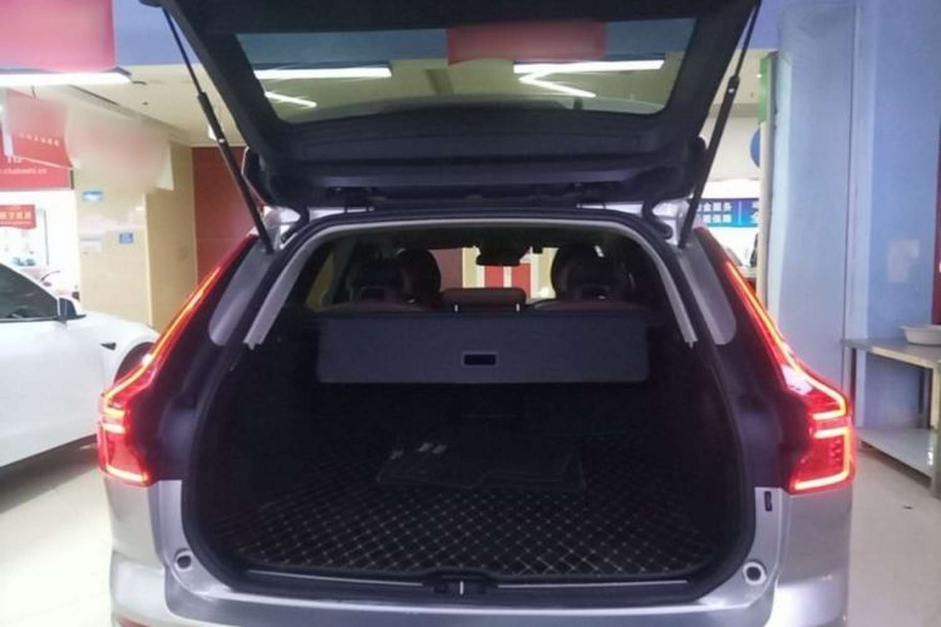 Used Volvo XC60 2019 T5 4x4 Smart Edition China VI Standard Trunk