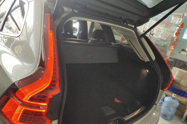 Used Volvo XC60 2019 T5 4x4 Smart Edition China V Standard Trunk