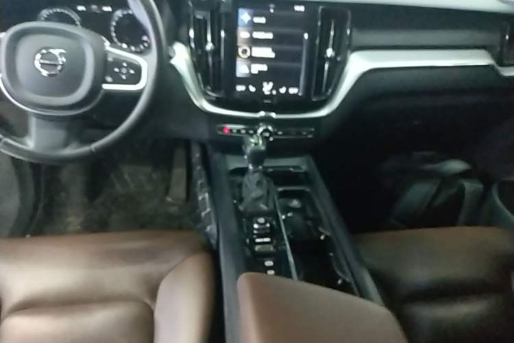 Used Volvo XC60 2019 T5 4x4 Smart Edition China V Standard Audio And AC Panel