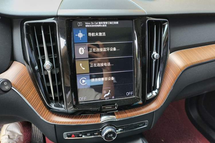 Used Volvo XC60 2019 T5 4x4 Smart Edition China VI Standard Audio And AC Panel