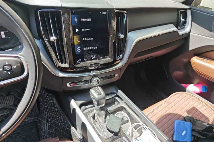 Used Volvo XC60 2019 T5 4x4 Smart Edition China VI Standard Audio And AC Panel