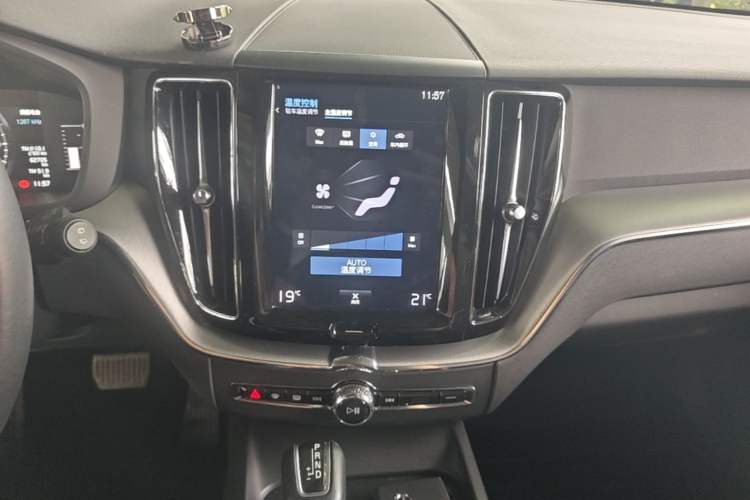Used Volvo XC60 2019 T5 4x4 Smart Edition China VI Standard Audio And AC Panel