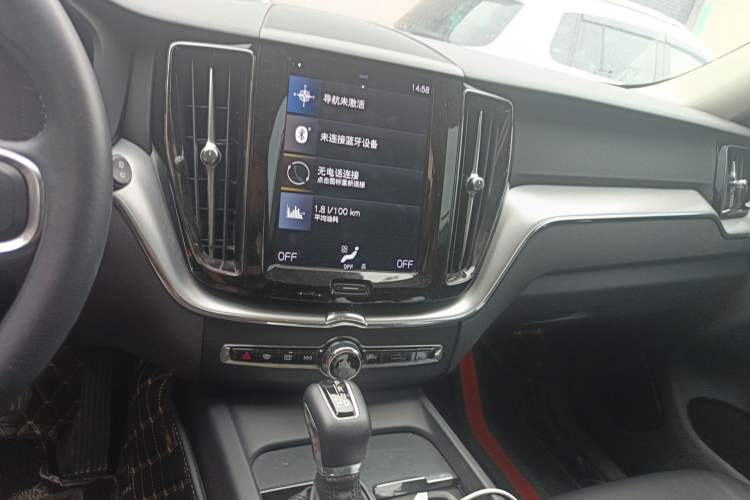 Used Volvo XC60 2019 T5 4x4 Smart Edition China VI Standard Audio And AC Panel