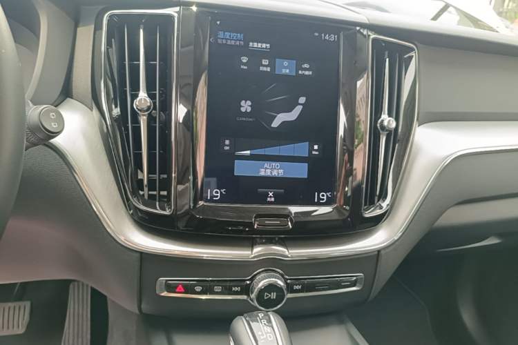 Used Volvo XC60 2019 T5 4x4 Smart Edition China VI Standard Audio And AC Panel