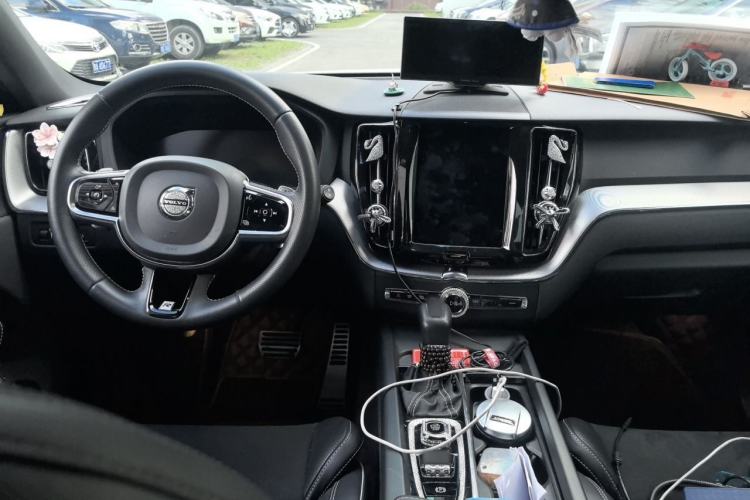 Used Volvo XC60 2019 T5 4x4 Smart & Dynamic Sport Edition China VI Standard Center Console