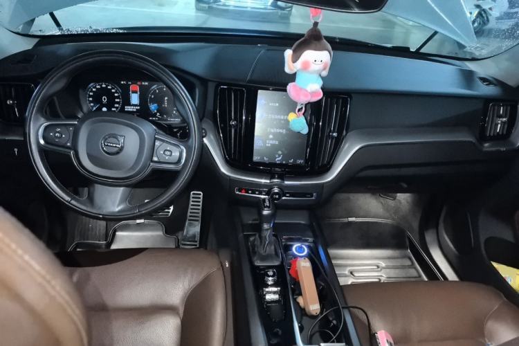 Used Volvo XC60 2019 T5 4x4 Zhiyuan Edition China VI Standard Center Console