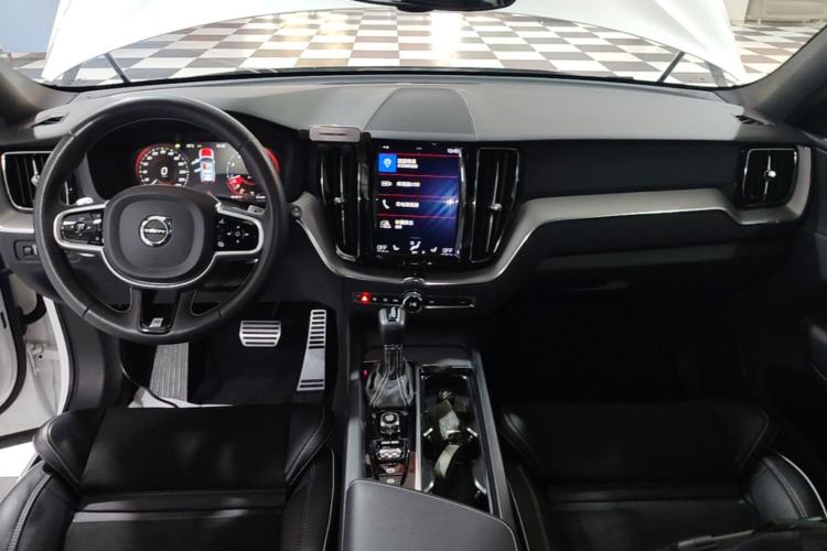 Used Volvo XC60 2019 T5 4x4 Smart & Dynamic Sport Edition China VI Standard Center Console