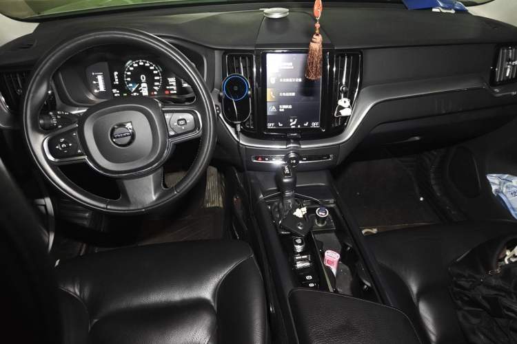Used Volvo XC60 2019 T5 4x4 Smart Edition China VI Standard Center Console