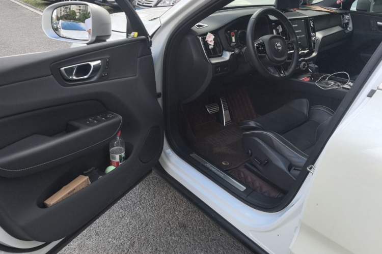 Used Volvo XC60 2019 T5 4x4 Smart & Dynamic Sport Edition China VI Standard Driver Seat