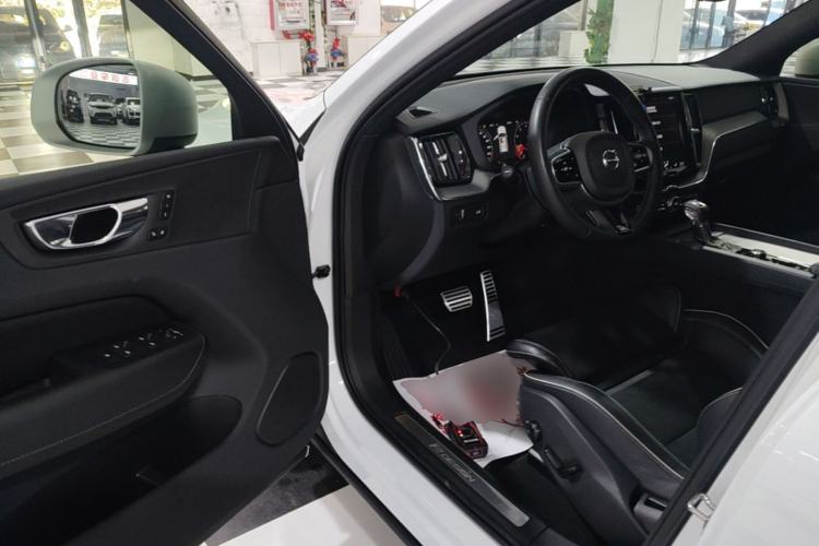 Used Volvo XC60 2019 T5 4x4 Smart & Dynamic Sport Edition China VI Standard Driver Seat