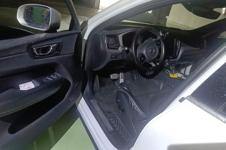 Used Volvo XC60 2019 T5 4x4 Smart & Dynamic Sport Edition China VI Standard Driver Seat