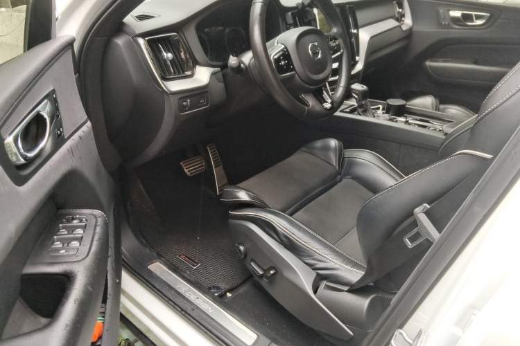 Used Volvo XC60 2019 T5 4x4 Smart & Dynamic Sport Edition China VI Standard Driver Seat