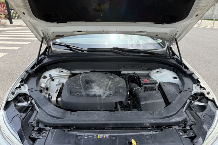 Used Volvo XC60 2019 T5 4x4 Smart Edition China VI Standard Engine Bay