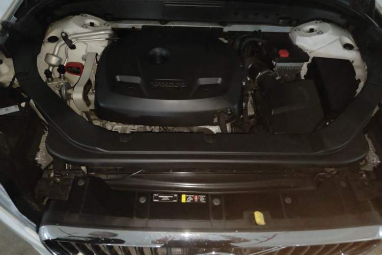 Used Volvo XC60 2019 T5 4x4 Smart Edition China VI Standard Engine Bay