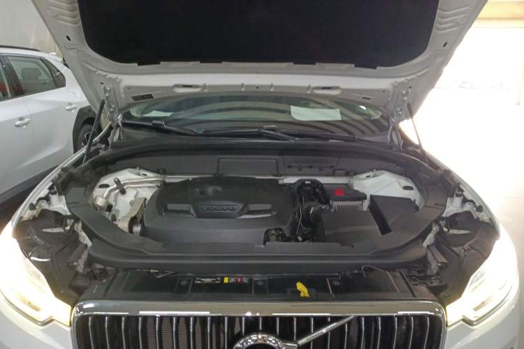 Used Volvo XC60 2019 T5 4x4 Smart Edition China VI Standard Engine Bay