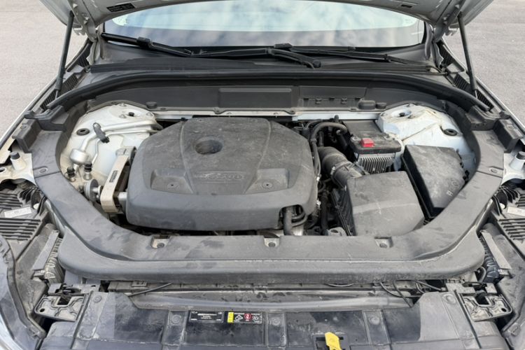 Used Volvo XC60 2019 T5 4x4 Smart Edition China VI Standard Engine Bay