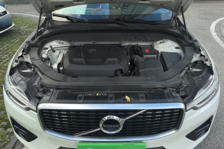 Used Volvo XC60 2019 T5 4x4 Smart & Dynamic Sport Edition China VI Standard Engine Bay
