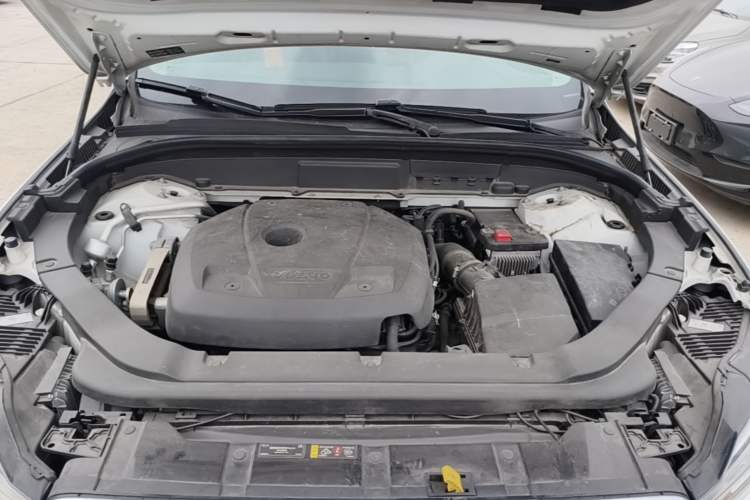Used Volvo XC60 2019 T5 4x4 Smart Edition China V Standard Engine Bay