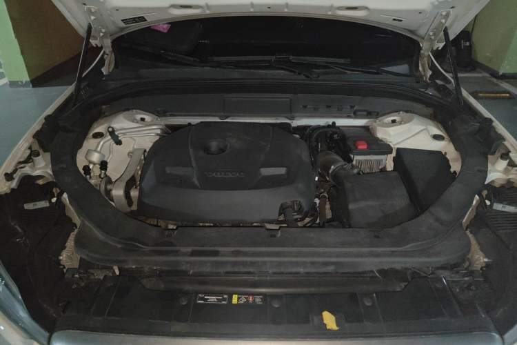 Used Volvo XC60 2019 T5 4x4 Smart & Dynamic Sport Edition China VI Standard Engine Bay