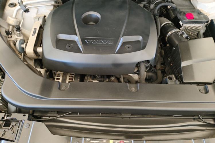 Used Volvo XC60 2019 T5 4x4 Smart Edition China VI Standard Engine Bay