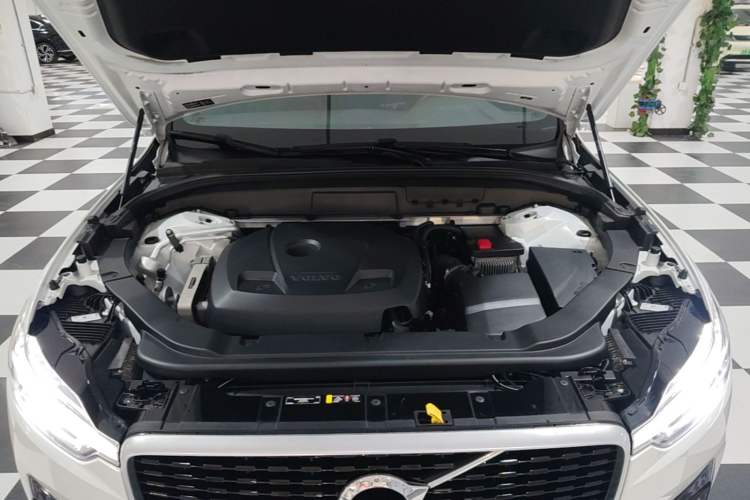 Used Volvo XC60 2019 T5 4x4 Smart & Dynamic Sport Edition China VI Standard Engine Bay