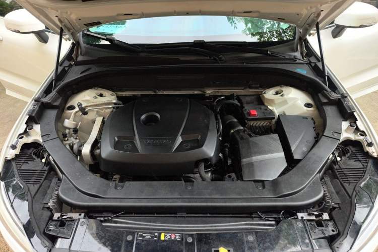 Used Volvo XC60 2019 T5 4x4 Smart Edition China VI Standard Engine Bay