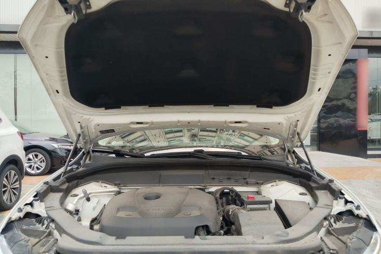 Used Volvo XC60 2019 T5 4x4 Smart Edition China VI Standard Engine Bay