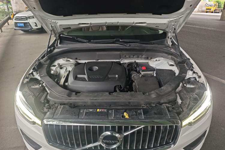 Used Volvo XC60 2019 T5 4x4 Smart Edition China VI Standard Engine Bay