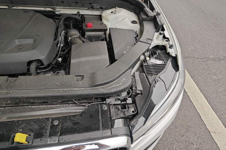 Used Volvo XC60 2019 T5 4x4 Smart Edition China VI Standard Engine Bay Left