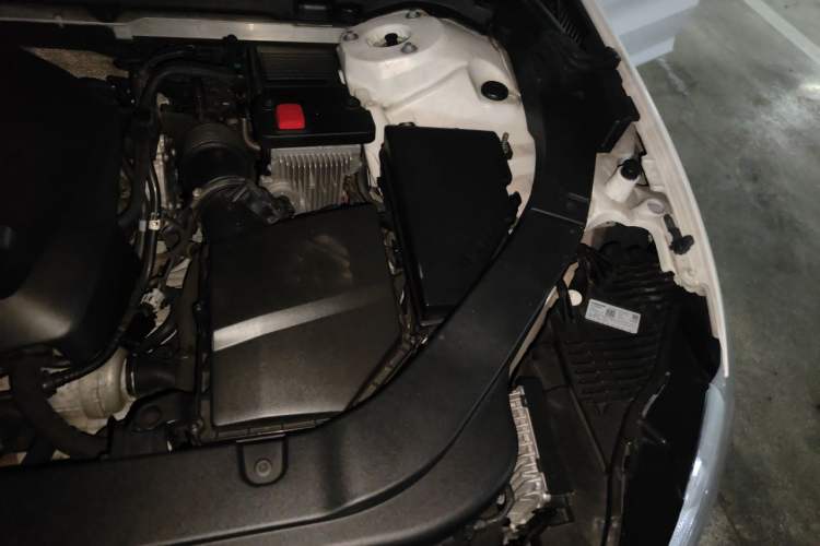 Used Volvo XC60 2019 T5 4x4 Smart Edition China VI Standard Engine Bay Left