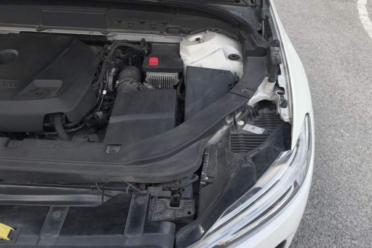 Used Volvo XC60 2019 T5 4x4 Smart & Dynamic Sport Edition China VI Standard Engine Bay Left