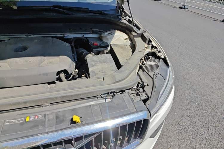 Used Volvo XC60 2019 T5 4x4 Smart Edition China VI Standard Engine Bay Left