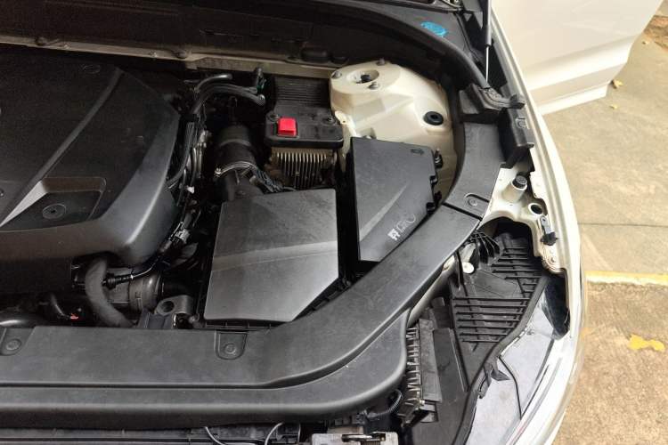 Used Volvo XC60 2019 T5 4x4 Smart Edition China VI Standard Engine Bay Left