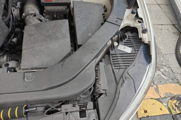 Used Volvo XC60 2019 T5 4x4 Smart Edition China VI Standard Engine Bay Left