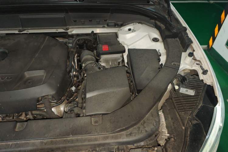 Used Volvo XC60 2019 T5 4x4 Smart Edition China VI Standard Engine Bay Left