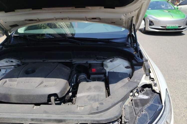 Used Volvo XC60 2019 T5 4x4 Smart Edition China VI Standard Engine Bay Left