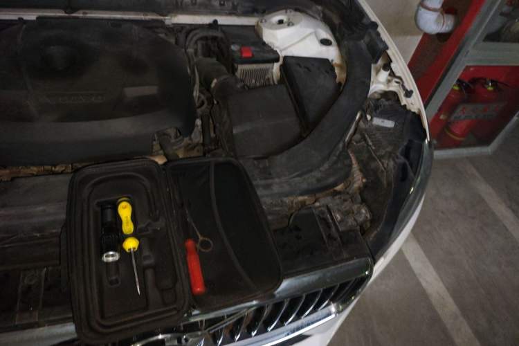 Used Volvo XC60 2019 T5 4x4 Smart Edition China VI Standard Engine Bay Left