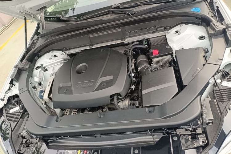 Used Volvo XC60 2019 T5 4x4 Smart Edition China VI Standard Engine Bay