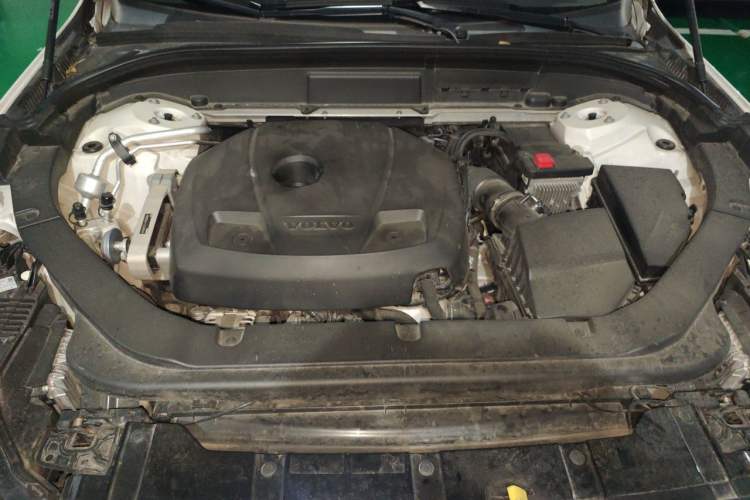 Used Volvo XC60 2019 T5 4x4 Smart Edition China VI Standard Engine Bay