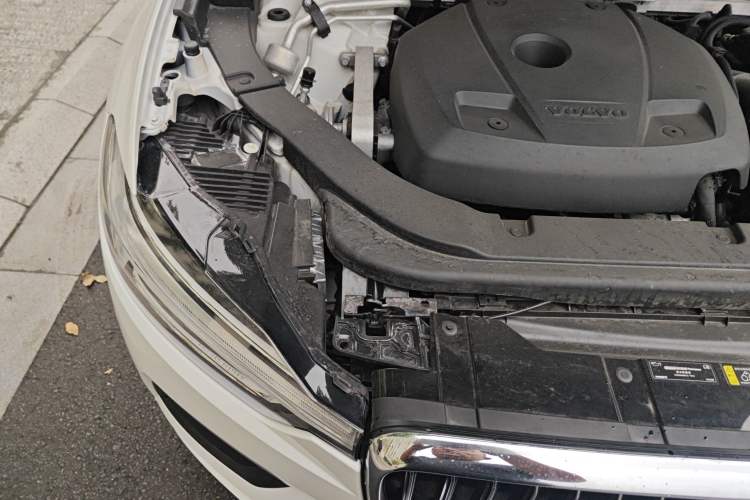 Used Volvo XC60 2019 T5 4x4 Smart Edition China VI Standard Engine Bay Right