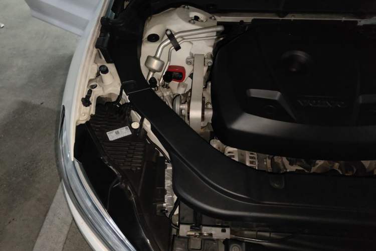 Used Volvo XC60 2019 T5 4x4 Smart Edition China VI Standard Engine Bay Right