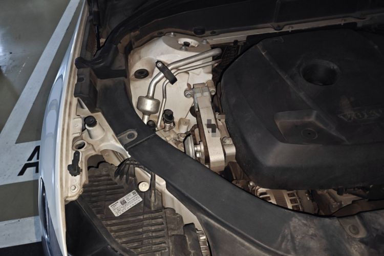 Used Volvo XC60 2019 T5 4x4 Smart & Dynamic Sport Edition China VI Standard Engine Bay Right