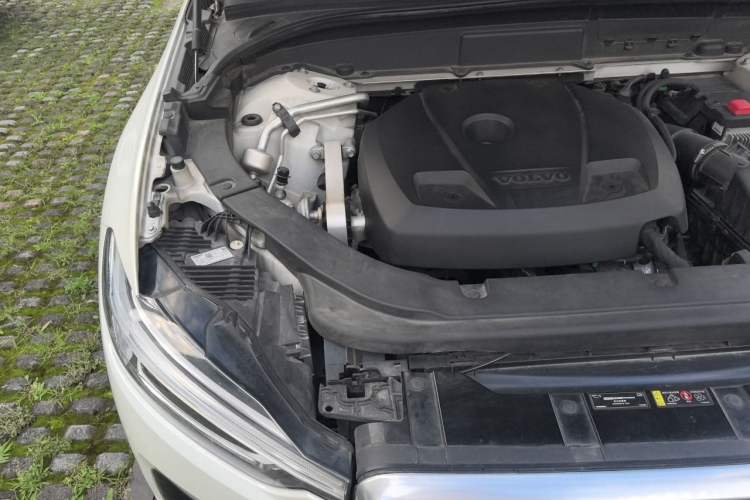 Used Volvo XC60 2019 T5 4x4 Smart & Dynamic Sport Edition China VI Standard Engine Bay Right